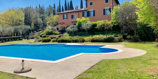 COSTERMANO – Appartamento in residence con piscina e tennis