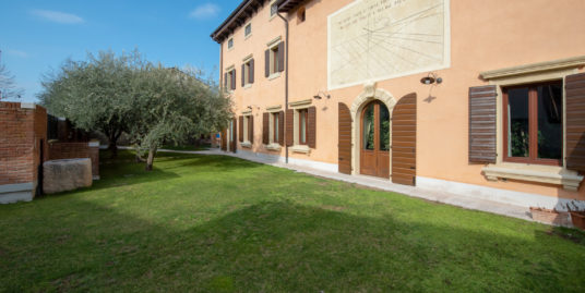 BUSSOLENGO centro – ampio rustico finemente ristrutturato con giardino