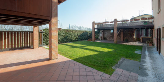 BUSSOLENGO – Ampio rustico ristrutturato fronte Adige
