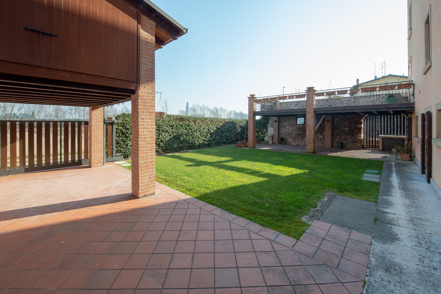 BUSSOLENGO – Ampio rustico ristrutturato fronte Adige