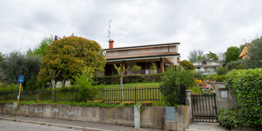 VILLA SINGOLA CON VISTA IN ZONA RESIDENZIALE A SONA (VR)