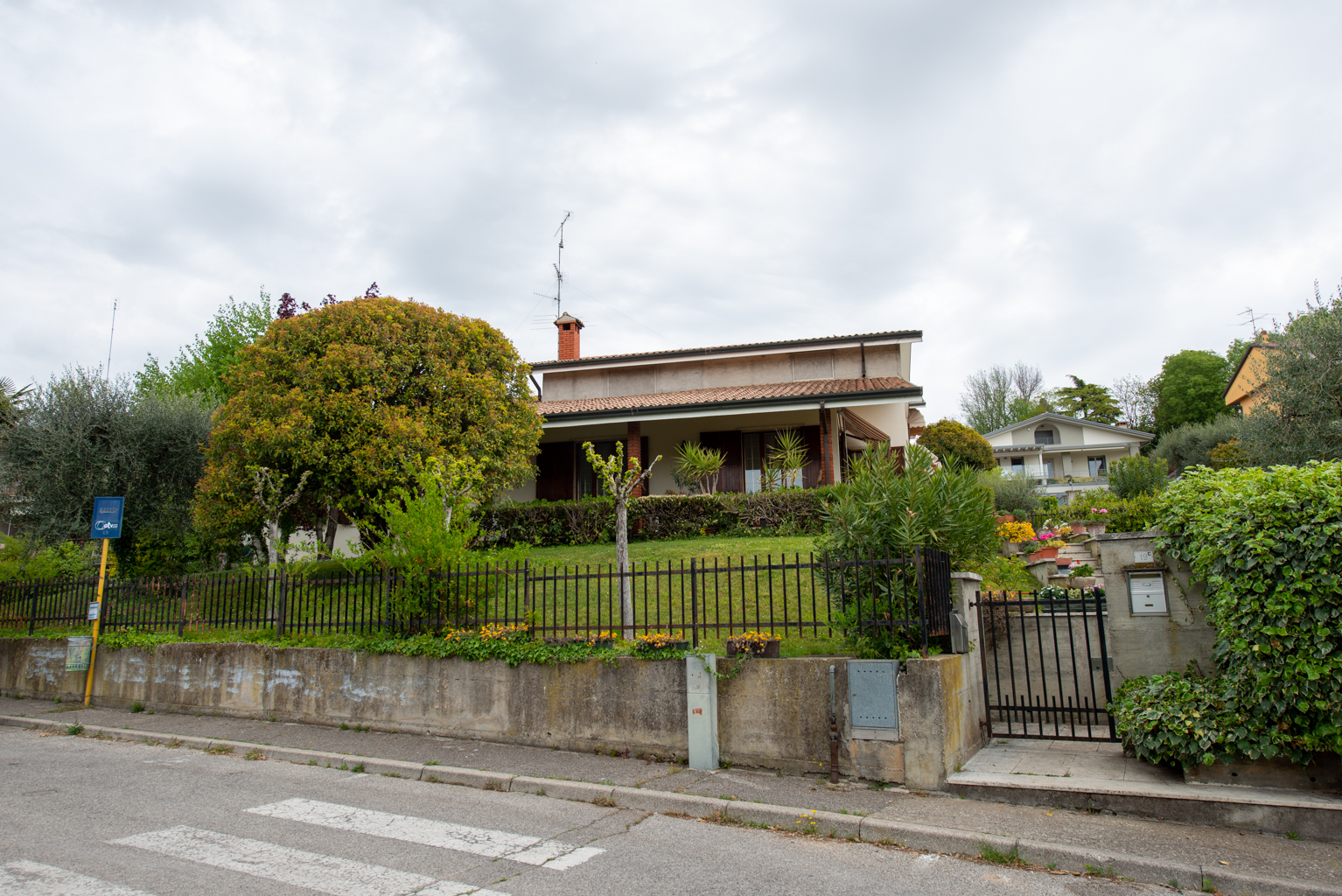 VILLA SINGOLA CON VISTA IN ZONA RESIDENZIALE A SONA (VR)